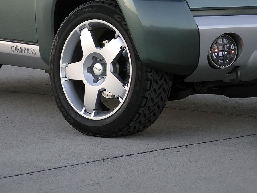  Jeep Compass Concept 2002 года  (фото 25 из 50)